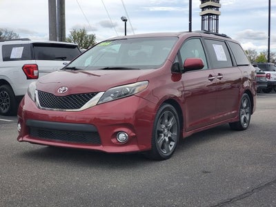2015 Toyota Sienna SE 8 Passenger