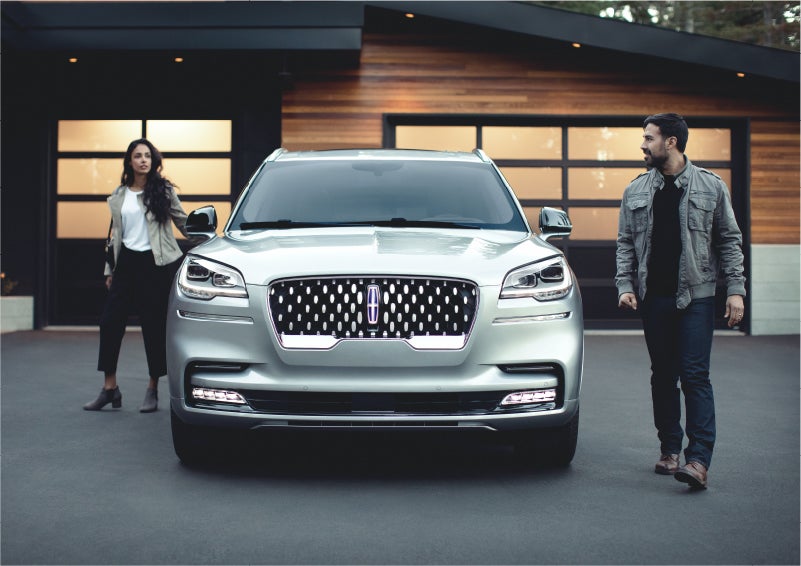 The sparkling grille of the 2023 Lincoln Aviator® Grand Touring model | Hines Park Lincoln in Plymouth MI