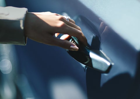 A hand gracefully grips the Light Touch Handle of a 2024 Lincoln Aviator® SUV to demonstrate its ease of use | Hines Park Lincoln in Plymouth MI