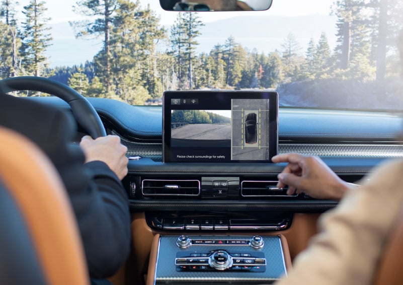 The available 360-Degree Camera shows a bird's-eye view of a Lincoln Aviator® SUV | Hines Park Lincoln in Plymouth MI