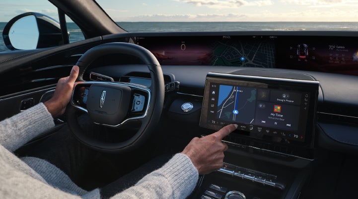 The driver of a 2025 Lincoln Nautilus® SUV interacts with the new Lincoln Digital Experience. | Hines Park Lincoln in Plymouth MI