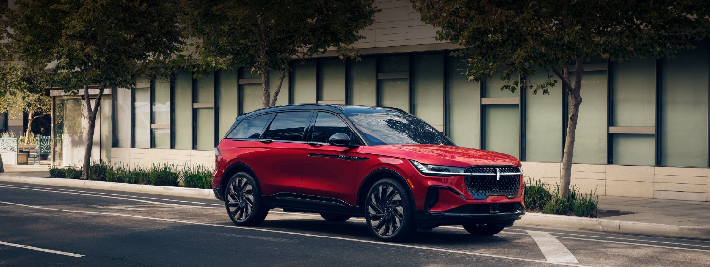 A 2025 Lincoln Nautilus® SUV with an available hybrid powertrain is parked in an urban setting. | Hines Park Lincoln in Plymouth MI