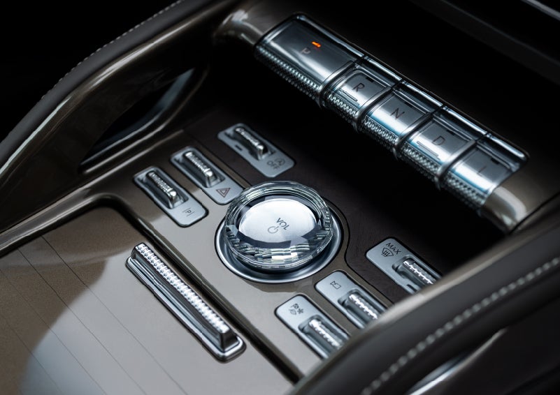 A crystal-inspired volume knob is shown in the center floor console of a 2026 Lincoln Nautilus® SUV. | Hines Park Lincoln in Plymouth MI