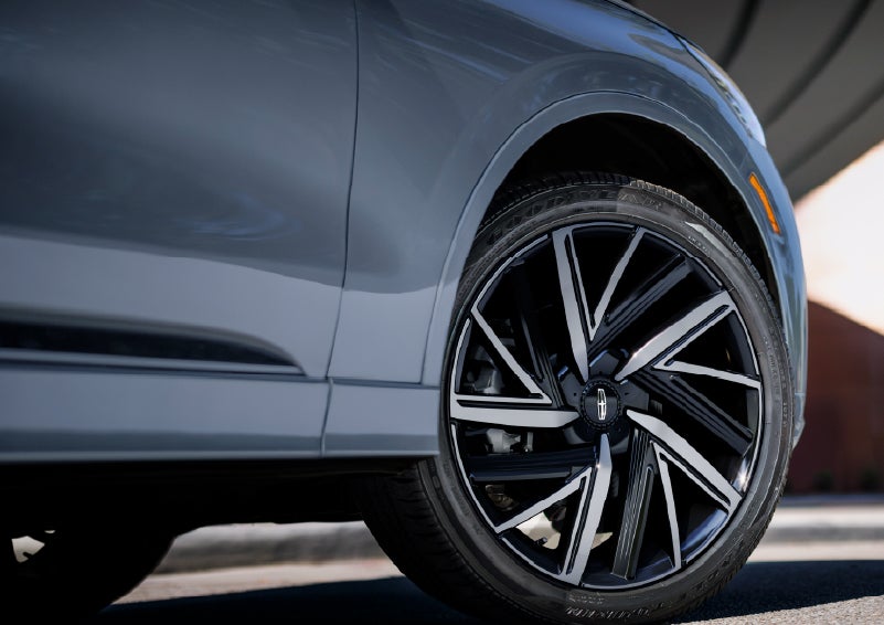 The wheel of the 2027 Lincoln Aviator® Black Label™ SUV is shown slightly angled out. | Hines Park Lincoln in Plymouth MI