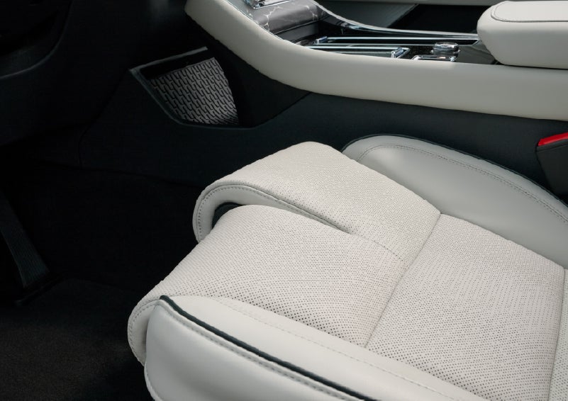 The front passenger Perfect Position seat is shown with the thigh extender adjusted.| Hines Park Lincoln in Plymouth MI