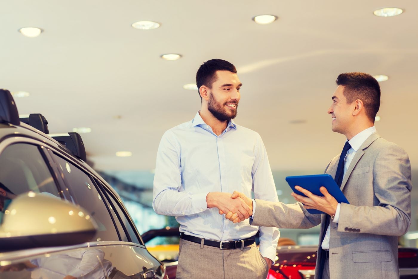 Lincoln Finance Team member shaking hands with customer after discussing financing options