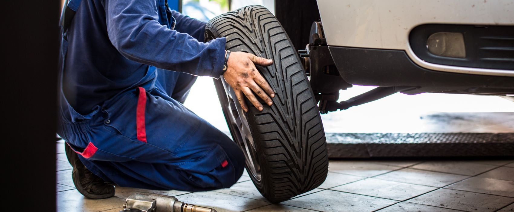 Lincoln Certified Technician repairing tire at Lincoln Service Center